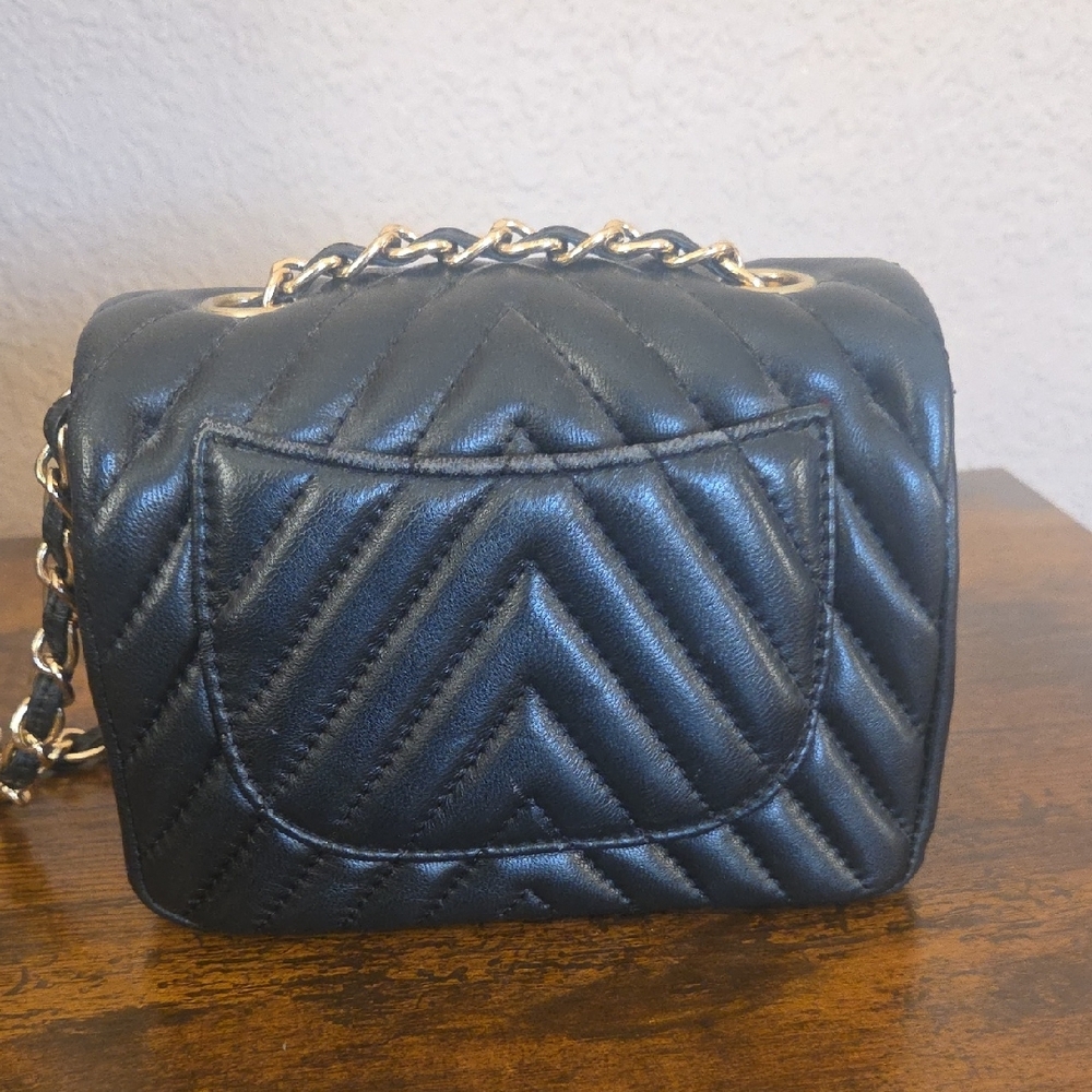 Elegant Black Quilted Handbag - Picture 4 of 7
